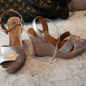 Abound size 5 platinum metallic platform sandals